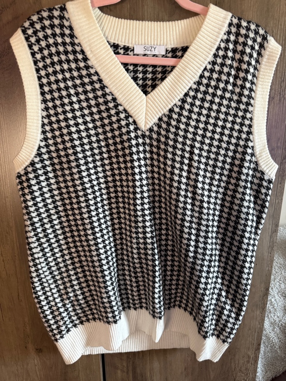 Suzy Shier Black & Cream Houndstooth V-Neck Sweater Vest